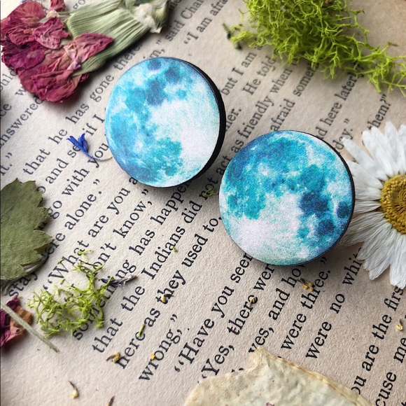 Full moon wooden stud earrings🌙 - Picture 2 of 5